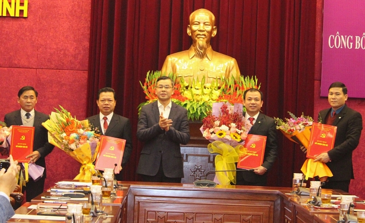Ông Ngô Văn Tuấn, Bí thư Tỉnh ủy trao quyết định cho các cán bộ (Ảnh: Báo Hòa Bình) Ông Ngô Văn Tuấn, Bí thư Tỉnh ủy trao quyết định cho các cán bộ (Ảnh: Báo Hòa Bình)