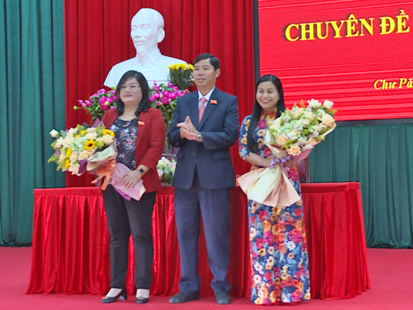 Bà Hồ Thị Thảo (bìa trái) được bầu giữ chức Phó Chủ tịch HĐND huyện Chư Păh (Ảnh: Báo Gia Lai) Bà Hồ Thị Thảo (bìa trái) được bầu giữ chức Phó Chủ tịch HĐND huyện Chư Păh (Ảnh: Báo Gia Lai)
