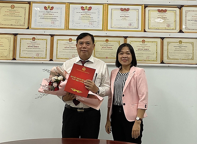 Ông Nguyễn Ngọc Minh nhận quyết định điều động, bổ nhiệm cán bộ của UBND tỉnh (Ảnh: Báo Khánh Hòa) Ông Nguyễn Ngọc Minh nhận quyết định điều động, bổ nhiệm cán bộ của UBND tỉnh (Ảnh: Báo Khánh Hòa)