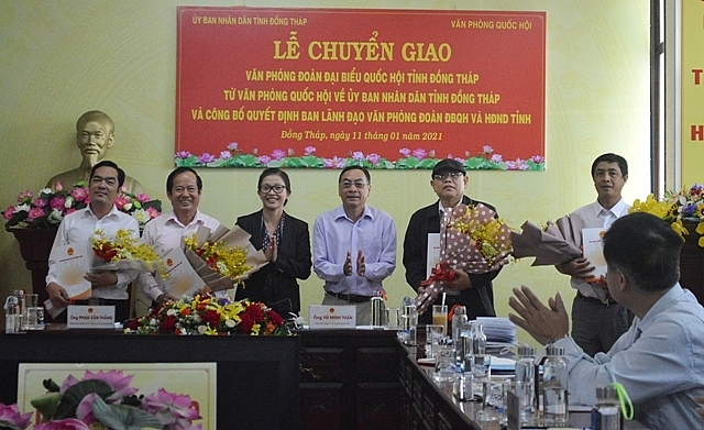 Ban Lãnh đạo Văn phòng Đoàn ĐBQH và HĐND tỉnh Đồng Tháp nhận quyết định (Ảnh: Báo Đồng Tháp) Ban Lãnh đạo Văn phòng Đoàn ĐBQH và HĐND tỉnh Đồng Tháp nhận quyết định (Ảnh: Báo Đồng Tháp)