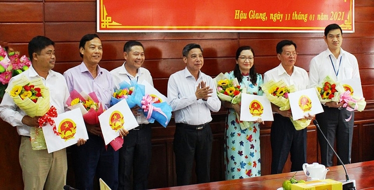 Phó Bí thư Tỉnh ủy, Chủ tịch UBND tỉnh Đồng Văn Thanh (giữa) trao quyết định bổ nhiệm lại cho các cán bộ (Ảnh: Báo Hậu Giang) Phó Bí thư Tỉnh ủy, Chủ tịch UBND tỉnh Đồng Văn Thanh (giữa) trao quyết định bổ nhiệm lại cho các cán bộ (Ảnh: Báo Hậu Giang)