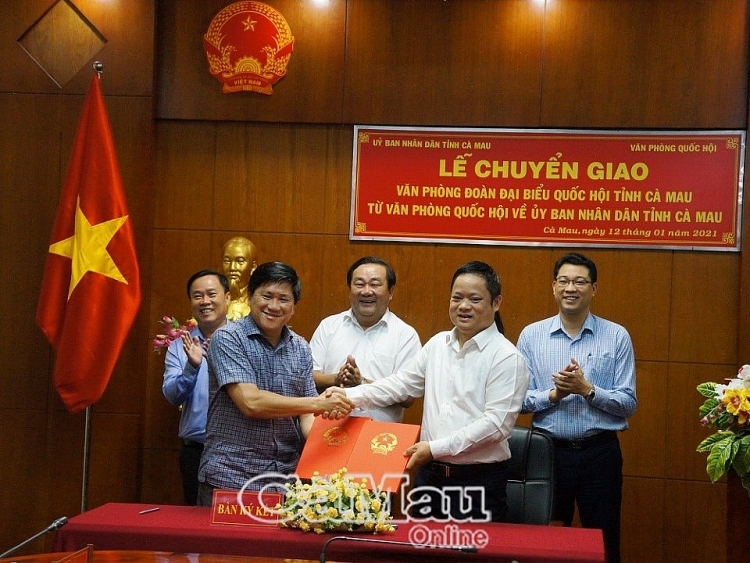 Vũ Minh Tuấn, Phó chủ nhiệm Văn phòng Quốc hội và Phó chủ tịch UBND tỉnh Lê Văn Sử tại buổi lễ Vũ Minh Tuấn, Phó chủ nhiệm Văn phòng Quốc hội và Phó chủ tịch UBND tỉnh Lê Văn Sử tại buổi lễ