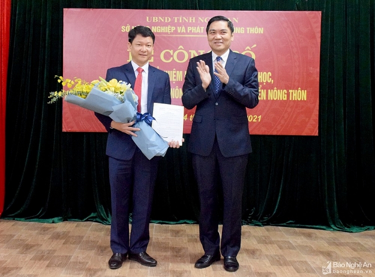 Phó Chủ tịch UBND tỉnh Hoàng Nghĩa Hiếu trao quyết định cho ông Trần Xuân Học (Ảnh: Báo Nghệ An)
