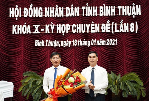 Bí thư Tỉnh ủy Dương Văn An tặng hoa chúc mừng tân Chủ tịch UBND tỉnh Lê Tuấn Phong (Ảnh: Báo Bình Thuận) Bí thư Tỉnh ủy Dương Văn An tặng hoa chúc mừng tân Chủ tịch UBND tỉnh Lê Tuấn Phong (Ảnh: Báo Bình Thuận)