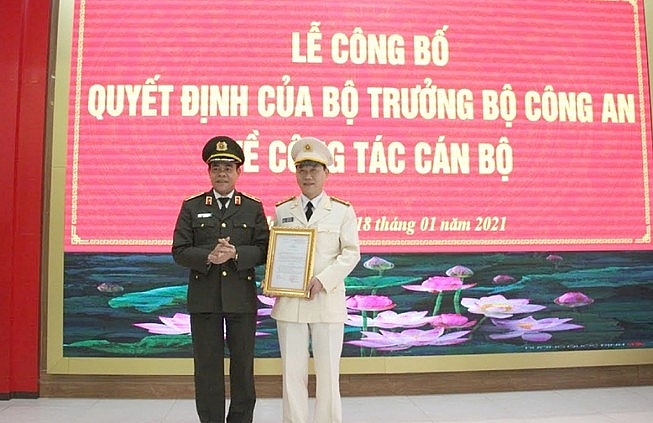 Đại tá Lê Văn Thái (phải) nhận quyết định bổ nhiệm (Ảnh: PL TP.HCM) Đại tá Lê Văn Thái (phải) nhận quyết định bổ nhiệm (Ảnh: PL TP.HCM)