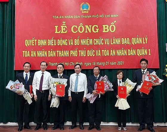 Lãnh đạo TP.HCM chúc mừng các cán bộ được điều động, bổ nhiệm (Ảnh: SGGP) Lãnh đạo TP.HCM chúc mừng các cán bộ được điều động, bổ nhiệm (Ảnh: SGGP)