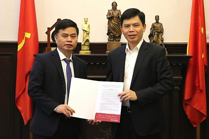 Thứ trưởng Bộ Giao thông vận tải Lê Anh Tuấn trao quyết định cho ông Đoàn Huy Khương (Ảnh: Báo điện tử Đảng Cộng sản Việt Nam) Thứ trưởng Bộ Giao thông vận tải Lê Anh Tuấn trao quyết định cho ông Đoàn Huy Khương (Ảnh: Báo điện tử Đảng Cộng sản Việt Nam)