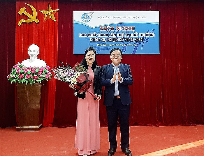 Ông Mùa A Sơn, Phó Bí thư Thường trực Tỉnh ủy chúc mừng bà Đỗ Thị Thủy