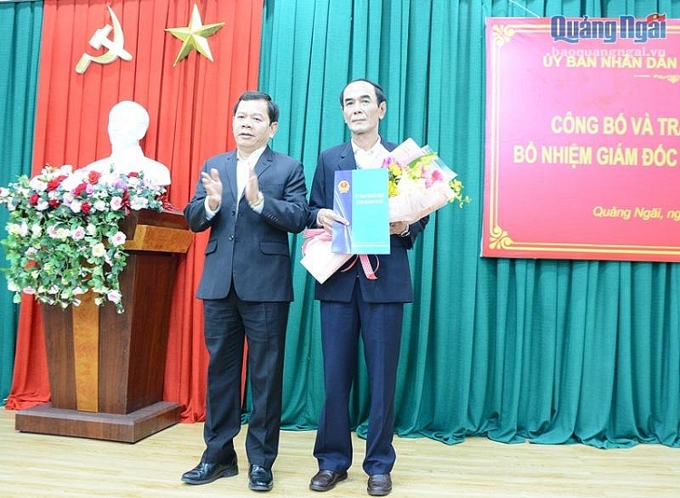 Ông Võ Văn Rân nhận quyết định tiếp nhận, bổ nhiệm (Ảnh: Báo Quảng Ngãi) Ông Võ Văn Rân nhận quyết định tiếp nhận, bổ nhiệm (Ảnh: Báo Quảng Ngãi)