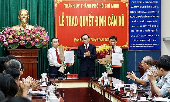 Bí thư Thành ủy TPHCM Nguyễn Văn Nên trao quyết định cho ông Nguyễn Văn Hiếu (Ảnh: SGGP) Bí thư Thành ủy TPHCM Nguyễn Văn Nên trao quyết định cho ông Nguyễn Văn Hiếu (Ảnh: SGGP)