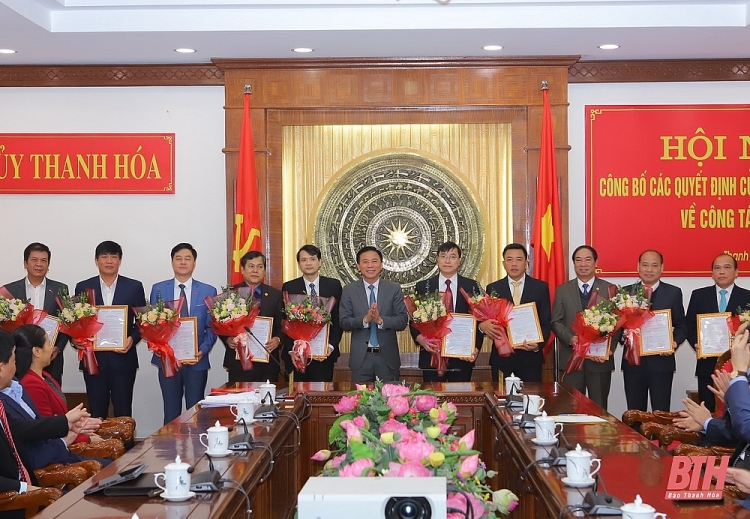 Ông Đỗ Trọng Hưng, Bí thư Tỉnh ủy, Chủ tịch HĐND tỉnh, Trưởng đoàn ĐBQH tỉnh Thanh Hóa trao quyết định
