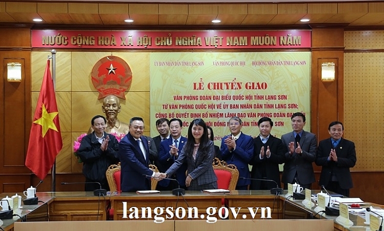 Phó Chủ nhiệm Văn phòng Quốc hội và Phó Chủ tịch UBND tỉnh ký kết         biên bản chuyển giao (Ảnh: Cổng TTĐT tỉnh Lạng Sơn)