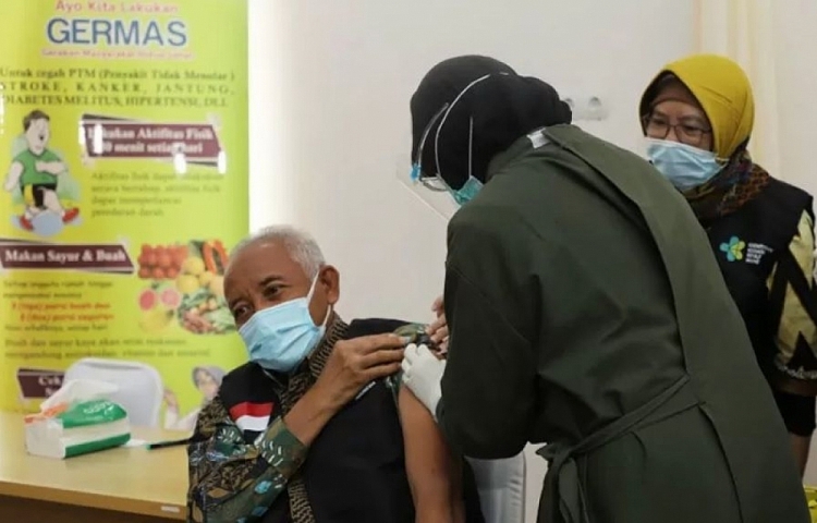 Thị trưởng thành phố Sleman, ông Sri Purnomo tiêm vaccine COVID-19 của Sinovac (Ảnh: Antara) Thị trưởng thành phố Sleman, ông Sri Purnomo tiêm vaccine COVID-19 của Sinovac (Ảnh: Antara)