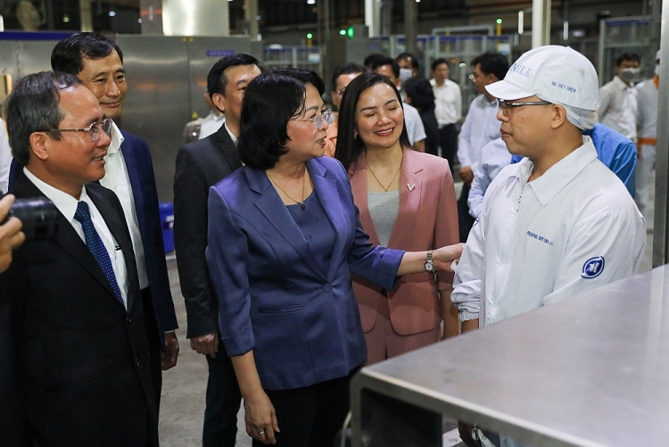 Phó Chủ tịch nước hỏi thăm đời sống và công việc của công nhân nhà máy những ngày giáp Tết