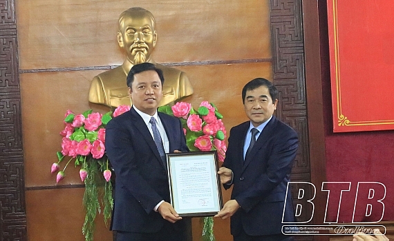 Ông Phạm Ngọc Kế nhận quyết định Ông Phạm Ngọc Kế nhận quyết định