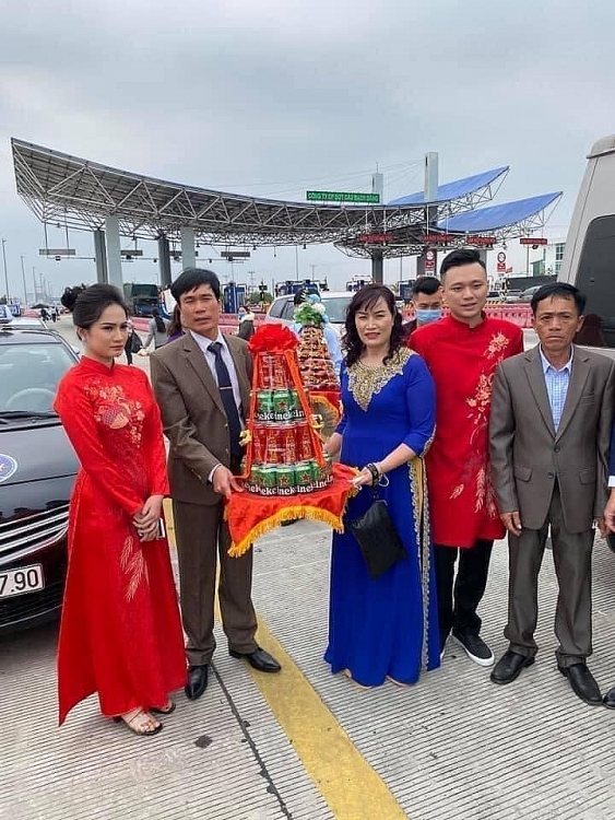 Xôn xao hình ảnh đón dâu ở trạm thu phí cách ly COVID-19
