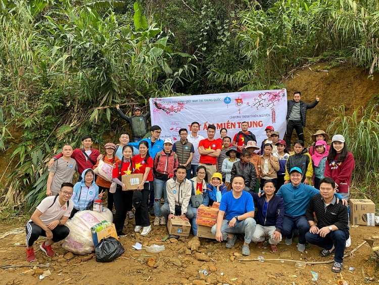 Trao quà cho người dân thôn 3, xã Trà Dơn