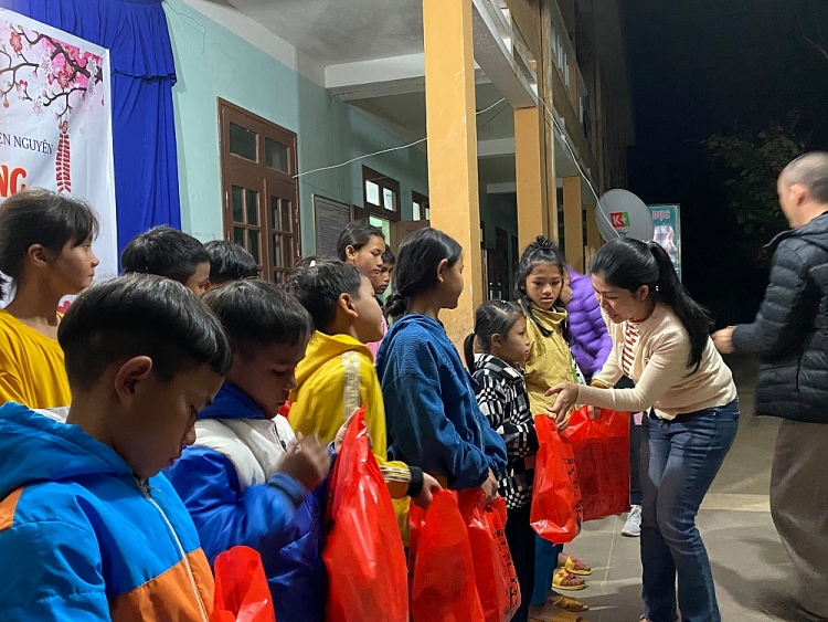Trao quà cho các em học sinh trường Phổ thông dân tộc bán trú tiểu học Trà Leng