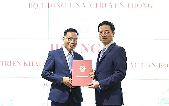 Ông Đặng Khắc Lợi (trái) được bổ nhiệm lại giữ chức Phó Cục trưởng Cục Báo chí Ông Đặng Khắc Lợi (trái) được bổ nhiệm lại giữ chức Phó Cục trưởng Cục Báo chí