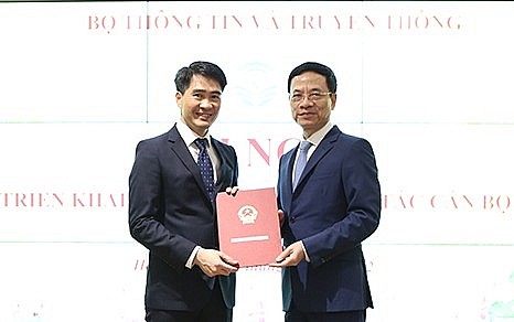 Bộ trưởng Nguyễn Mạnh Hùng trao quyết định cho ông Nguyễn Phong Nhã Bộ trưởng Nguyễn Mạnh Hùng trao quyết định cho ông Nguyễn Phong Nhã