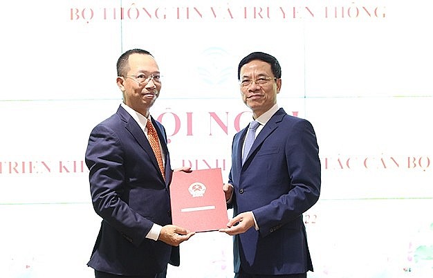 Ông Nguyễn Minh Thắng (trái) nhận quyết định Ông Nguyễn Minh Thắng (trái) nhận quyết định