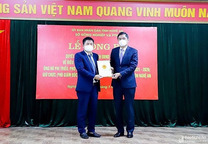 Ông Hoàng Nghĩa Hiếu trao quyết định cho ông Hồ Phi Triều (Ảnh: Báo Nghệ An)