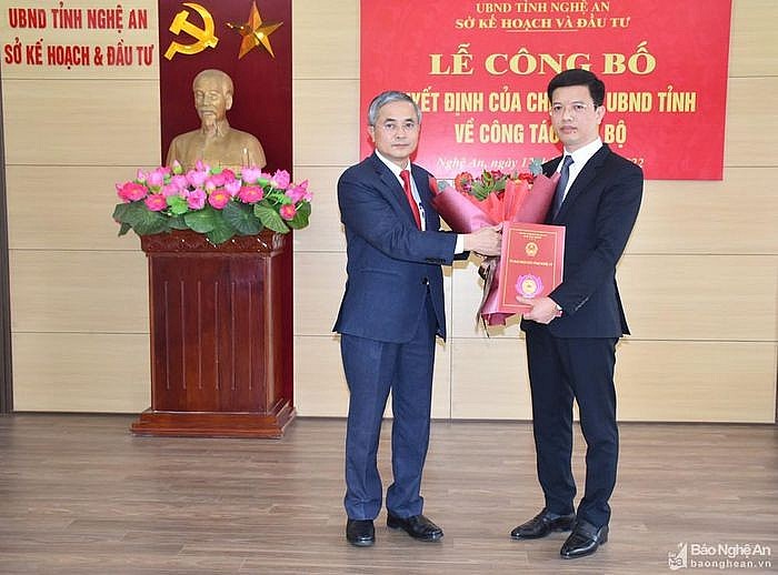 Ông Nguyễn Văn Trường (phải) nhận quyết định điều động, bổ nhiệm