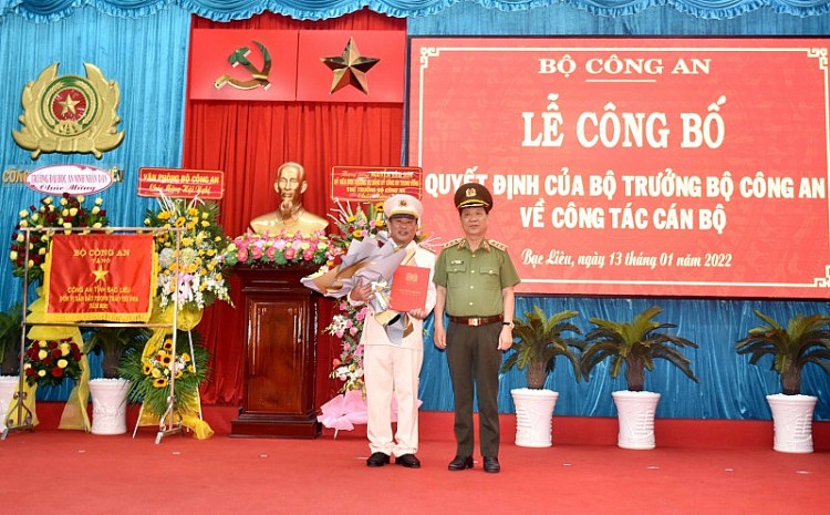 Thứ trưởng Nguyễn Văn Sơn trao quyết định cho Đại tá Lê Thanh Hùng (Ảnh: CAND) Thứ trưởng Nguyễn Văn Sơn trao quyết định cho Đại tá Lê Thanh Hùng (Ảnh: CAND)