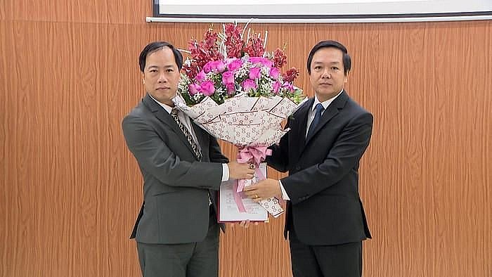 Ông Đinh Quốc Trường (trái) nhận nhiệm vụ Phó Giám đốc Sở (Ảnh: NBTV) Ông Đinh Quốc Trường (trái) nhận nhiệm vụ Phó Giám đốc Sở (Ảnh: NBTV)