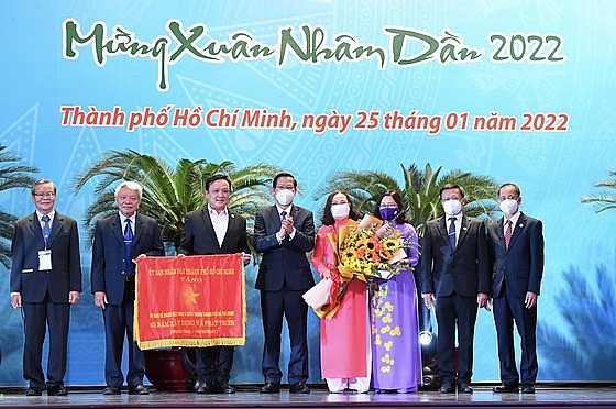 Chủ tịch UBND TP.HCM Phan Văn Mãi tặng Cờ truyền thống cho Ủy ban về người Việt Nam ở nước ngoài TPHCM (Ảnh: VIỆT DŨNG/SGGP)