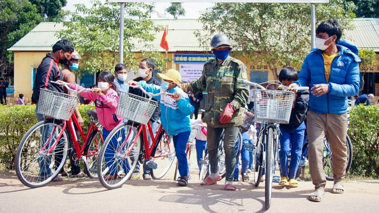 Phụ huynh và các em học sinh sau buổi lễ tại trường Tiểu học Thuận, phấn khởi mang xe đạp về nhà Phụ huynh và các em học sinh sau buổi lễ tại trường Tiểu học Thuận, phấn khởi mang xe đạp về nhà