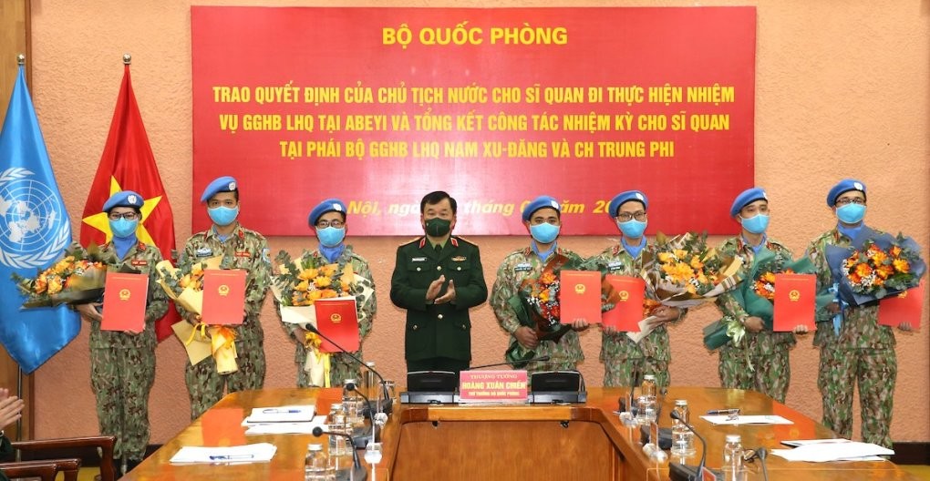 Trao Quyết định của Chủ tịch nước cho sĩ quan làm nhiệm vụ GGHB LHQ Trao Quyết định của Chủ tịch nước cho sĩ quan làm nhiệm vụ GGHB LHQ