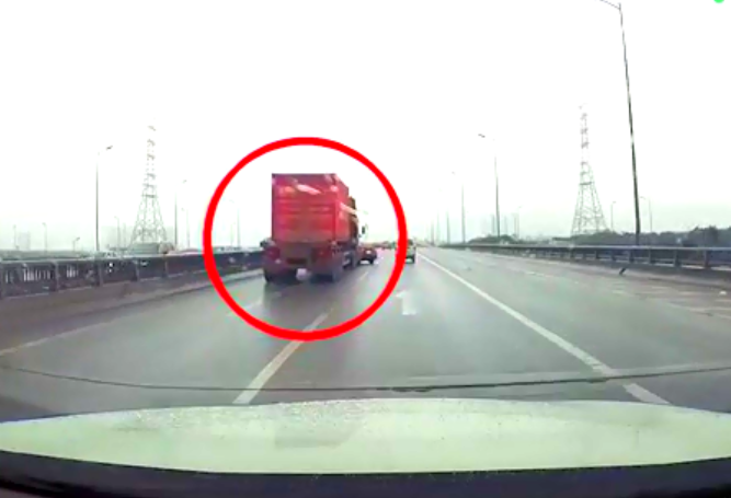 video o to dang di bat ngo no lop chao dao tren cao toc ha noi hai phong