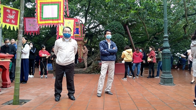 Đi chùa giữa dịch virus corona: Hà Nội vắng vẻ, TP.HCM vẫn nhộn nhịp di chua giua dich virus corona ha noi vang ve tphcm van nhon nhip