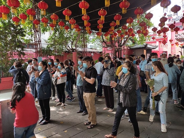 Đi chùa giữa dịch virus corona: Hà Nội vắng vẻ, TP.HCM vẫn nhộn nhịp di chua giua dich virus corona ha noi vang ve tphcm van nhon nhip