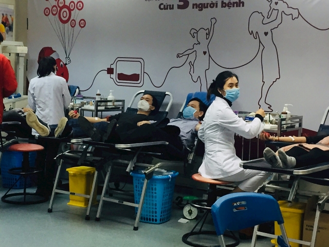 vuot qua noi lo virus corona hang nghin nguoi dan di hien mau cuu nguoi
