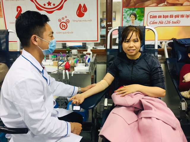 vuot qua noi lo virus corona hang nghin nguoi dan di hien mau cuu nguoi