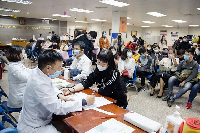 vuot qua noi lo virus corona hang nghin nguoi dan di hien mau cuu nguoi