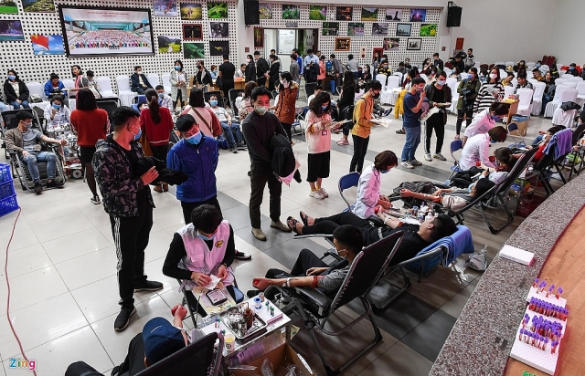 vuot qua noi lo virus corona hang nghin nguoi dan di hien mau cuu nguoi