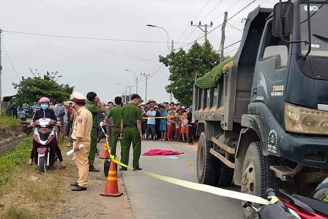 phu yen chay ra giua duong be gai 3 tuoi bi xe tai tong tu vong