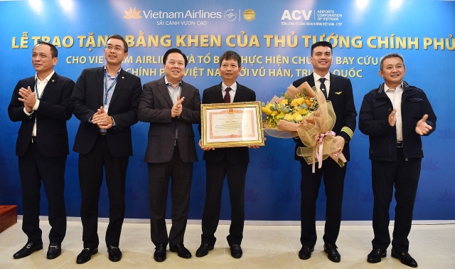 Thủ tướng tặng bằng khen cho tổ bay đã tới Vũ Hán giữa dịch virus Corona thu tuong tang bang khen cho to bay vietnam airlines toi vu han giua dich virus corona