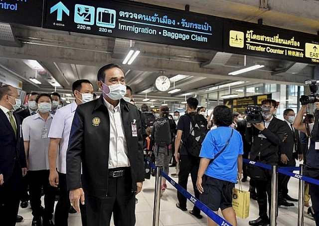 thai lan mot benh nhan nhiem covid 19 noi doi 30 y bac si bi va lay