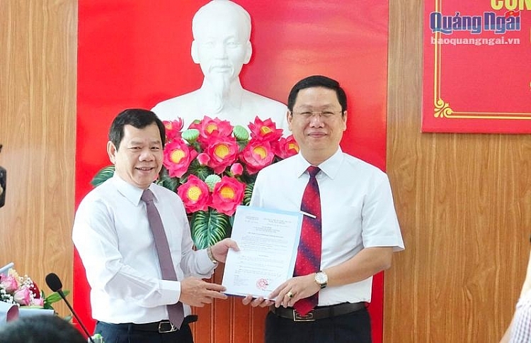 Chủ tịch UBND tỉnh Đặng Văn Minh trao quyết định cho ông Nguyễn Công Hoàng Chủ tịch UBND tỉnh Đặng Văn Minh trao quyết định cho ông Nguyễn Công Hoàng