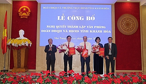 Lãnh đạo Văn phòng Đoàn ĐBQH và HĐND tỉnh Khánh Hòa nhận quyết định bổ nhiệm (Ảnh: Báo Khánh Hòa) Lãnh đạo Văn phòng Đoàn ĐBQH và HĐND tỉnh Khánh Hòa nhận quyết định bổ nhiệm (Ảnh: Báo Khánh Hòa)