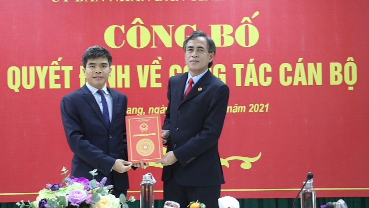 Ông Lê Hữu Nam (bên trái) nhận quyết định (Ảnh: Báo Bắc Giang) Ông Lê Hữu Nam (bên trái) nhận quyết định (Ảnh: Báo Bắc Giang)