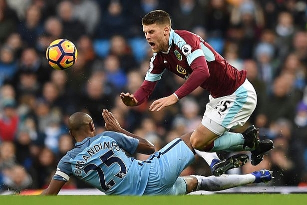 Burnley(phải) cần tận dụng lợi thế sân nhà để đối đầu với Man City