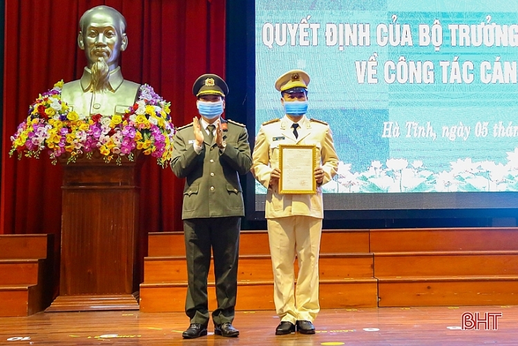 Đại tá Lê Khắc Thuyết trao quyết định bổ nhiệm cho Thượng tá Nguyễn Hữu Thiên Đại tá Lê Khắc Thuyết trao quyết định bổ nhiệm cho Thượng tá Nguyễn Hữu Thiên