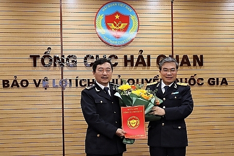 Phó Tổng cục trưởng Nguyễn Dương Thái (phải) trao quyết định bổ nhiệm ông Lê Đức Thành (Ảnh: Bùi Thu) Phó Tổng cục trưởng Nguyễn Dương Thái (phải) trao quyết định bổ nhiệm ông Lê Đức Thành (Ảnh: Bùi Thu)