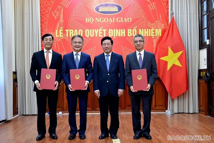 Phó Thủ tướng, Bộ trưởng Phạm Bình Minh chúc mừng các cán bộ được tiếp nhận, bổ nhiệm Phó Thủ tướng, Bộ trưởng Phạm Bình Minh chúc mừng các cán bộ được tiếp nhận, bổ nhiệm