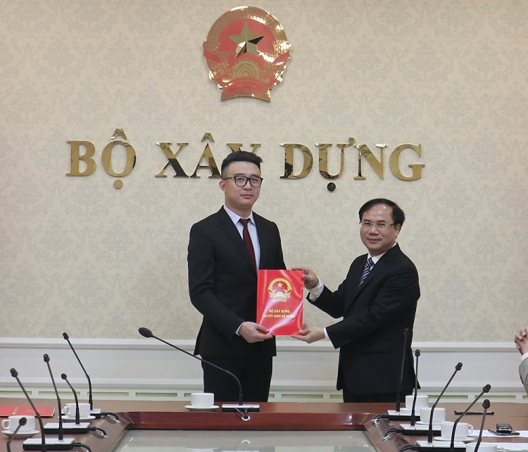 Ông Phạm Việt Anh nhận quyết định bổ nhiệm (Ảnh: Báo Xây dựng) Ông Phạm Việt Anh nhận quyết định bổ nhiệm (Ảnh: Báo Xây dựng)